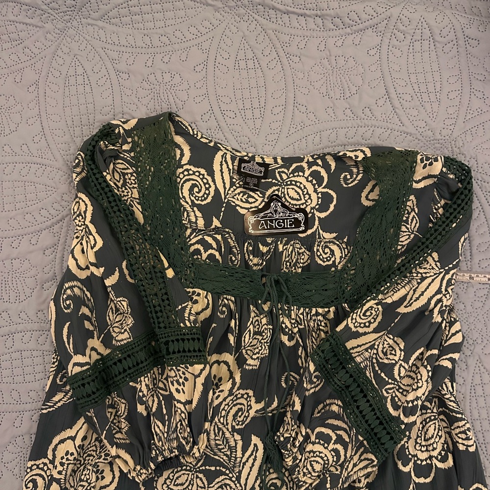NWT‎ Angie Forest Green and Cream Floral Blouse